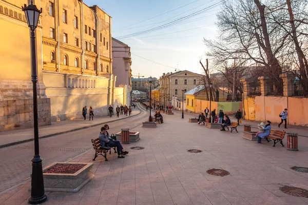 Пешеходная улица Забелина, вид на старый центр Москвы в сумерках — стоковое фото