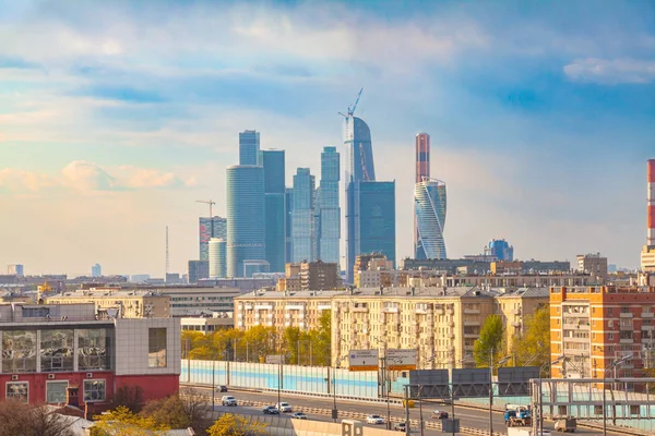 Вид на Москва-Сити и Третье транспортное кольцо осенью, городской ландшафт Москвы — стоковое фото