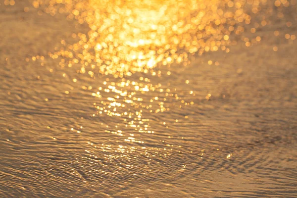 Deslumbramiento Del Sol Superficie Del Agua Atardecer Olas Doradas Textura — Foto de Stock