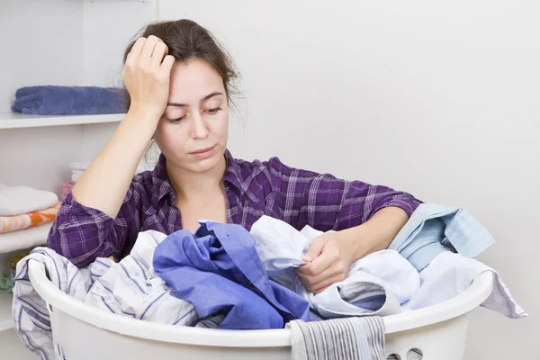 Jeune Femme Frustrée Avec Panier Plein Vêtements — Photo