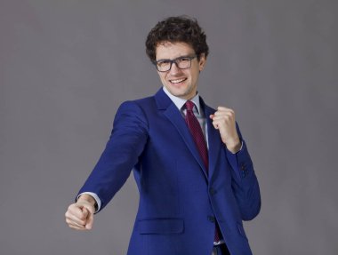 Genç Kıvırcık kafalı adam yumruklarını gösterilen