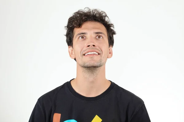 Homem Divertido Camiseta Com Letras Olhando Para Cima — Fotografia de Stock