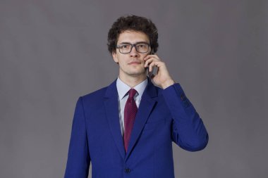 Ayakta ve telefonla konuşurken ciddi çocuk