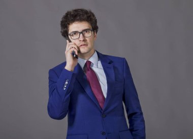 Koluna telefon ile ayakta bakmak iyi ile adam