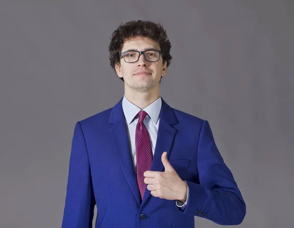 Menino Com Cabelo Encaracolado Sorrindo Mostrando Polegares Para Cima — Fotografia de Stock