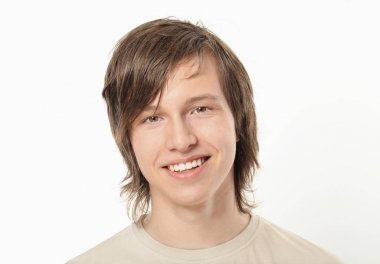 Kameraya poz gülümseyen genç çocuk