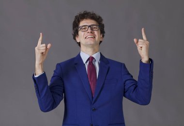 İşaret parmakları ile gösterilen merak bakışla mutlu çocuk