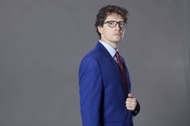 Genç cidden mavi ceketi tutarak ayakta ang dostum