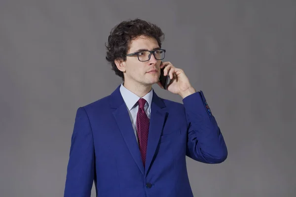 Homem Com Casaco Azul Gravata Falando Por Telefone — Fotografia de Stock