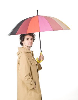 Hoş bir adam ayakta tarafına kamera ve onun renkli şemsiye tutarak