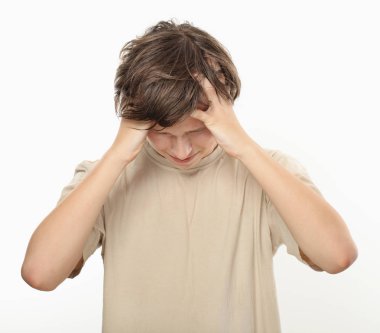 Önemli bir şey hatırlamaya çalışarak T-shirt giyen