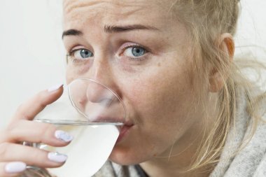 Genç kadın evde, baş ağrısı closeup acı