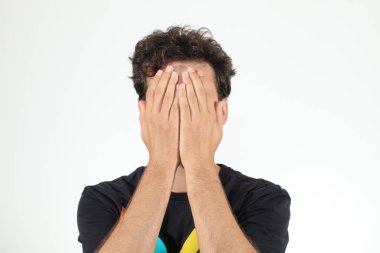 Yüz kapanış kıvırcık saçlı adam