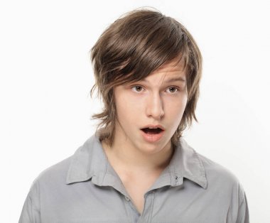 Genç çocuk şaşırır