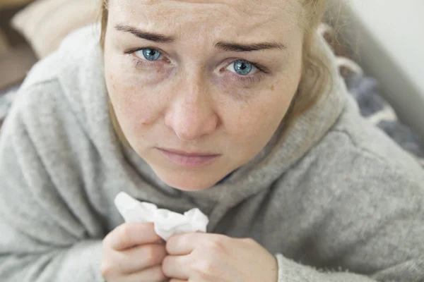 Femme Malade Fatiguée Avec Mal Tête Assis Sur Canapé Demandant — Photo