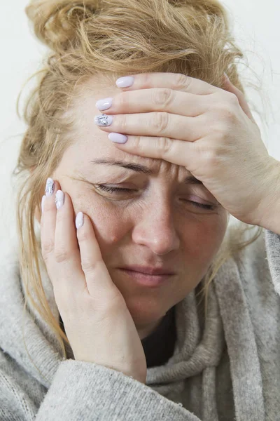 Joven Tiene Dolor Cabeza Salud Dolor Retrato Primer Plano — Foto de Stock