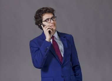 Telefon görüşmesi cevap zeki genç adam