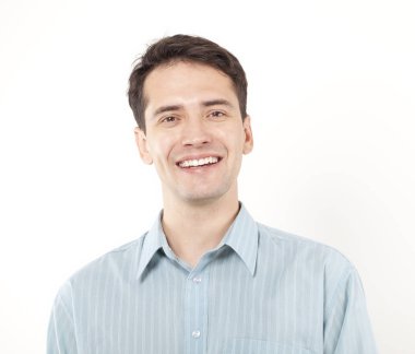 Kameraya bakarak ve gülümseyen fikri adam