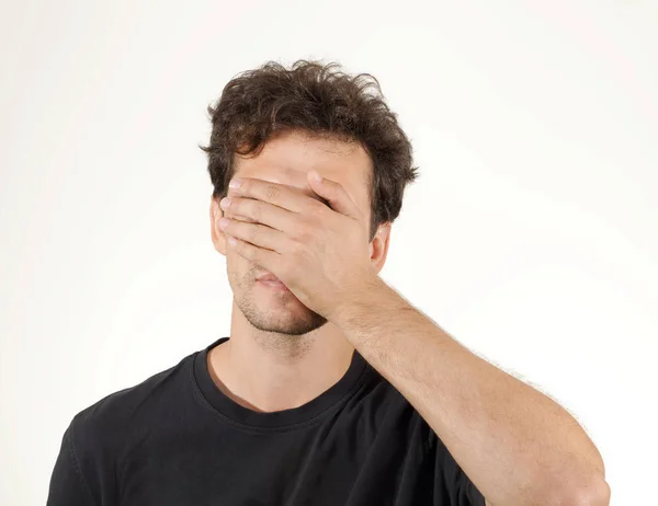 Hombre Con Pelo Rizado Cerrando Los Ojos Por Las Manos — Foto de Stock