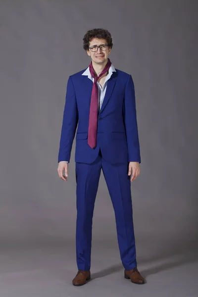 Fiatalember Visel Kék Suit Állt Sírás — Stock Fotó