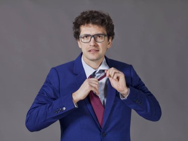 Genç adam kravat kalkış