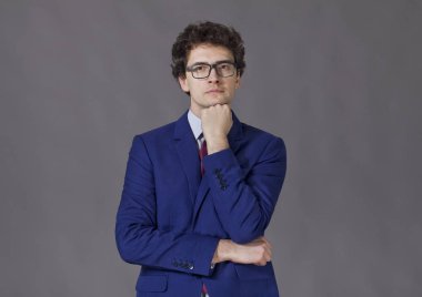 İyi adam yumruk koruma mavi elbiseli sakal