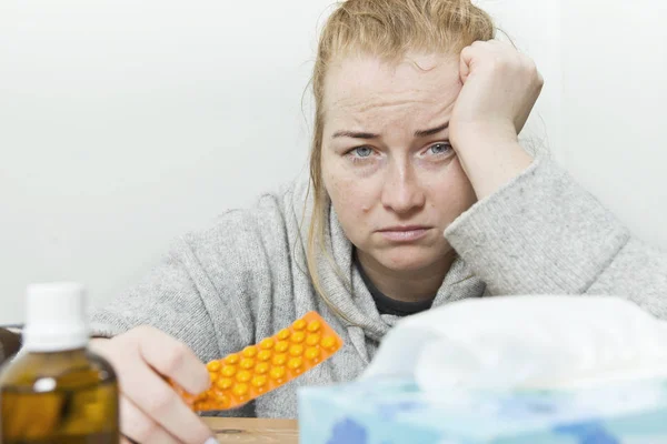 Malade Tristesse Femme Fatiguée Assise Tenant Comprimé Des Médicaments Mal — Photo