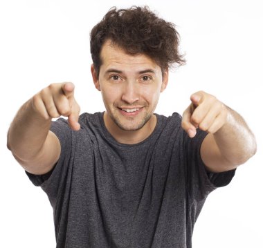 Genç adam ve zafer işareti beyaz arka planda izole edilmiş.