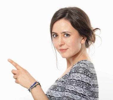 Harika bir kadın parmağını sağa doğru gösteriyor.