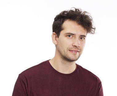 Kameraya gülümseyen yakışıklı bir adamın portresi. Beyazda izole edilmiş.