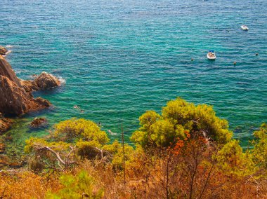 Deniz, Costa Brava, Akdeniz'de yüzme insanlar