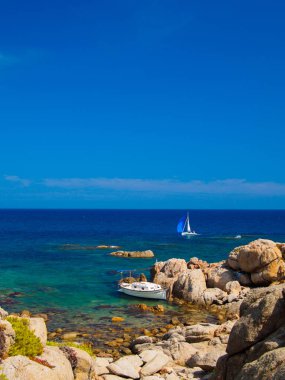 Tekne demirlemiş ve Akdeniz'de gezinme Yelkenli