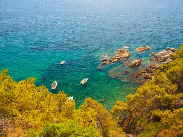 Barcos na água do mar transparente, Costa Brava, Mediterrâneo — Fotografia de Stock