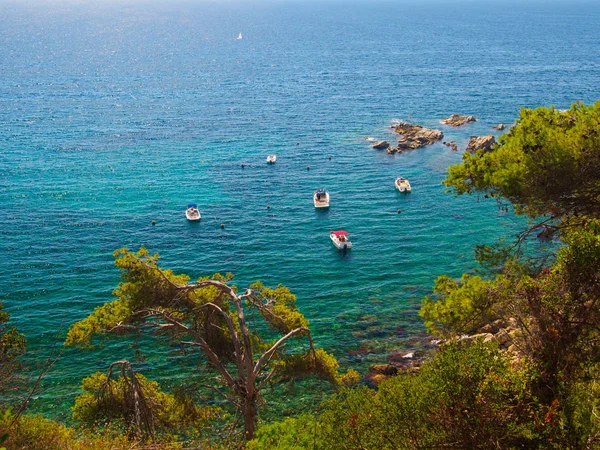 Barcos ancorados no mar Mediterrâneo, Costa Brava — Fotografia de Stock