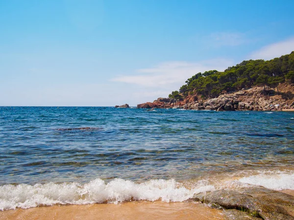Cala Estreta, una playa de la Costa Brava, mar Mediterráneo — Foto de Stock