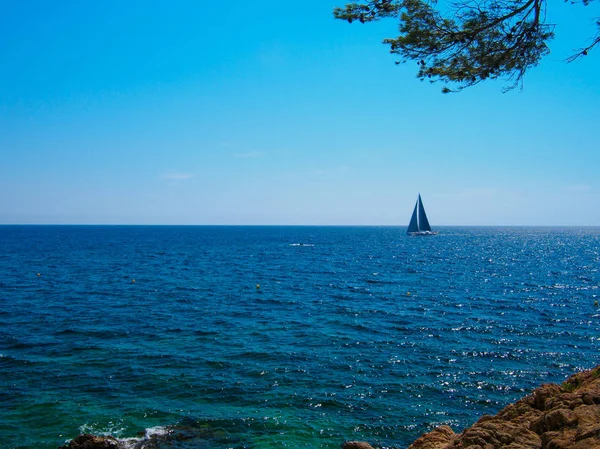 Veleiro que navega no Mar Mediterrâneo, Costa Brava — Fotografia de Stock