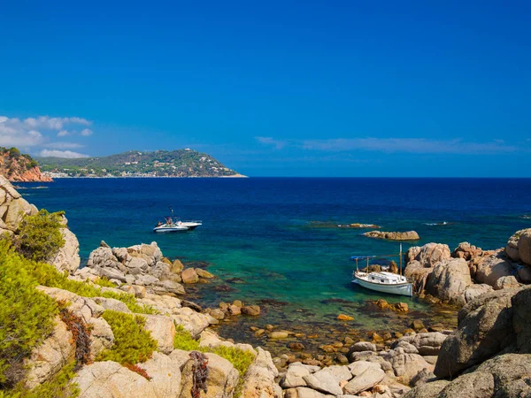 Barcos anclados en la orilla del Mediterráneo, Costa Brava Imagen De Stock