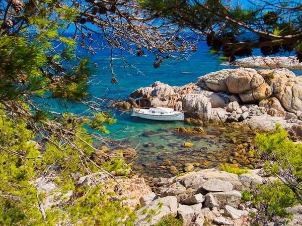 Barco anclado en un lugar secreto en la Costa Brava Imagen De Stock