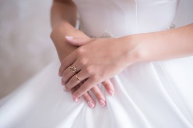Genç gelin gelinlik yavaşça parmak yüzük ile ellerini tutarak