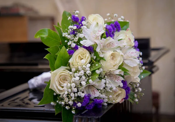 Van de bruid-bouquet liggend op de piano — Stockfoto