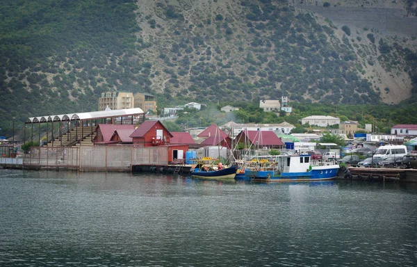 Небольшая пристань на море — стоковое фото