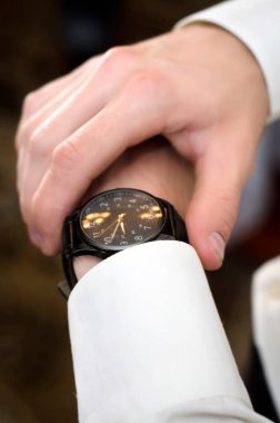 Erkekler ellerini saati ile