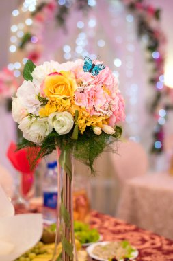 Dekoratif kelebek ile şenlikli buket