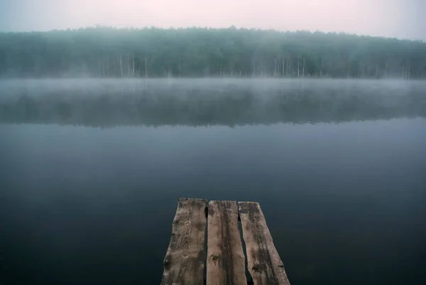 Мистический туман на озере — стоковое фото