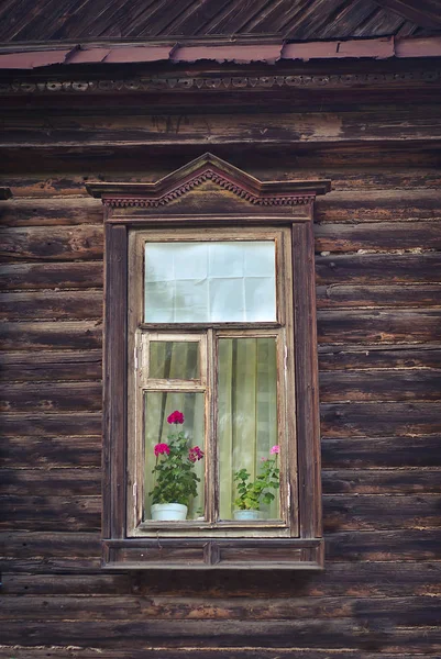 Vecchia finestra in una casa di legno — Foto Stock