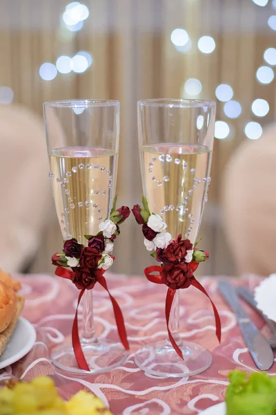 Весільні келихи з шампанським — стокове фото