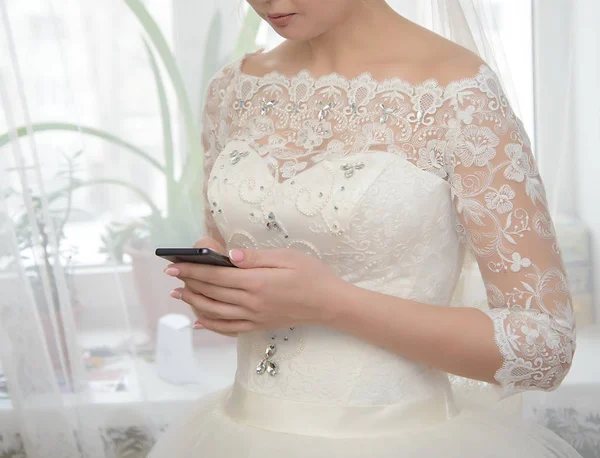 La sposa ha in mano un telefono. — Foto Stock