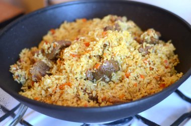 Bir tencerede lezzetli pirinç