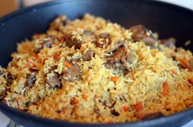 Bir tencerede lezzetli pirinç