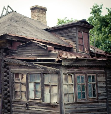 Terk edilmiş eski bir evin penceresi